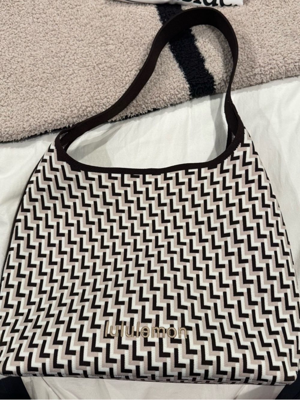 Lululemon athletica 12 L Knit Shoulder Bag - Picture 6 of 9